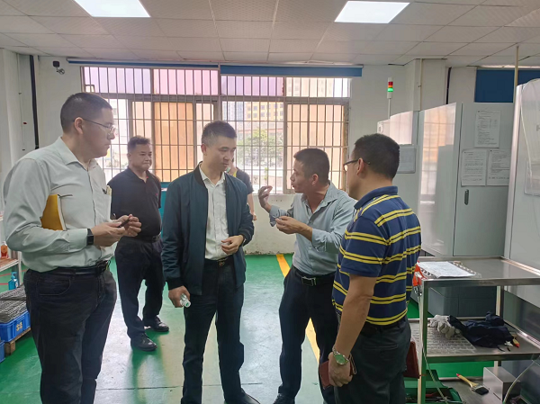 走访车间，介绍公司经营情况